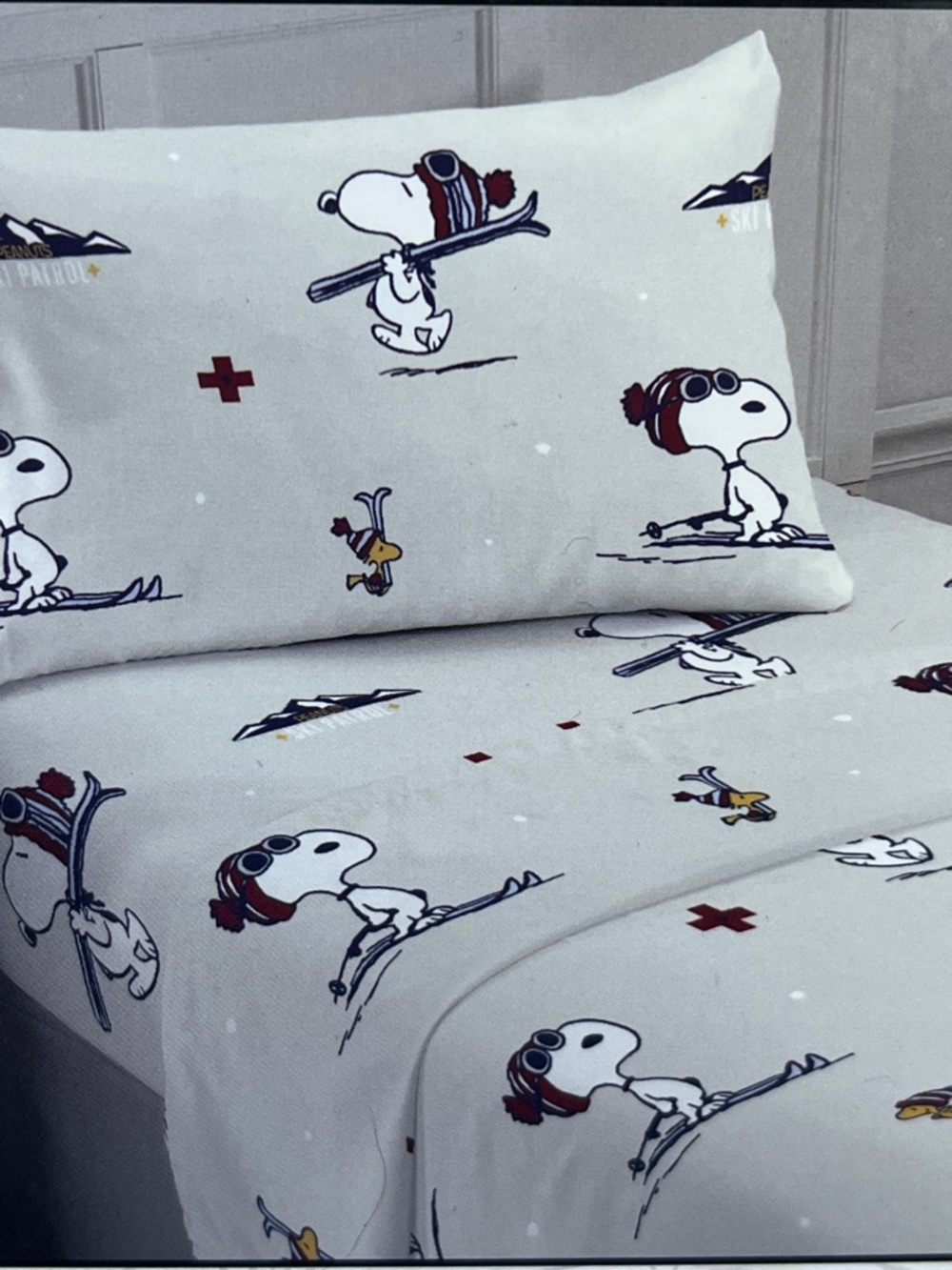 Peanuts Snoopy Ski Print in light gray Sheet Set